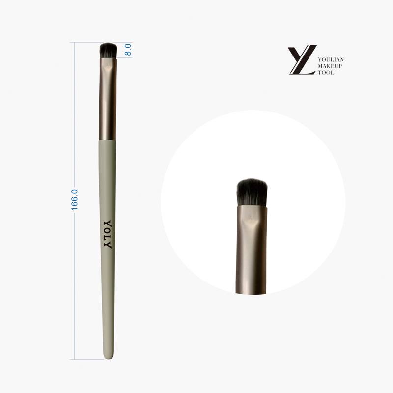 使用後のアイライナーブラシはどのようにお手入れすればよいですか?